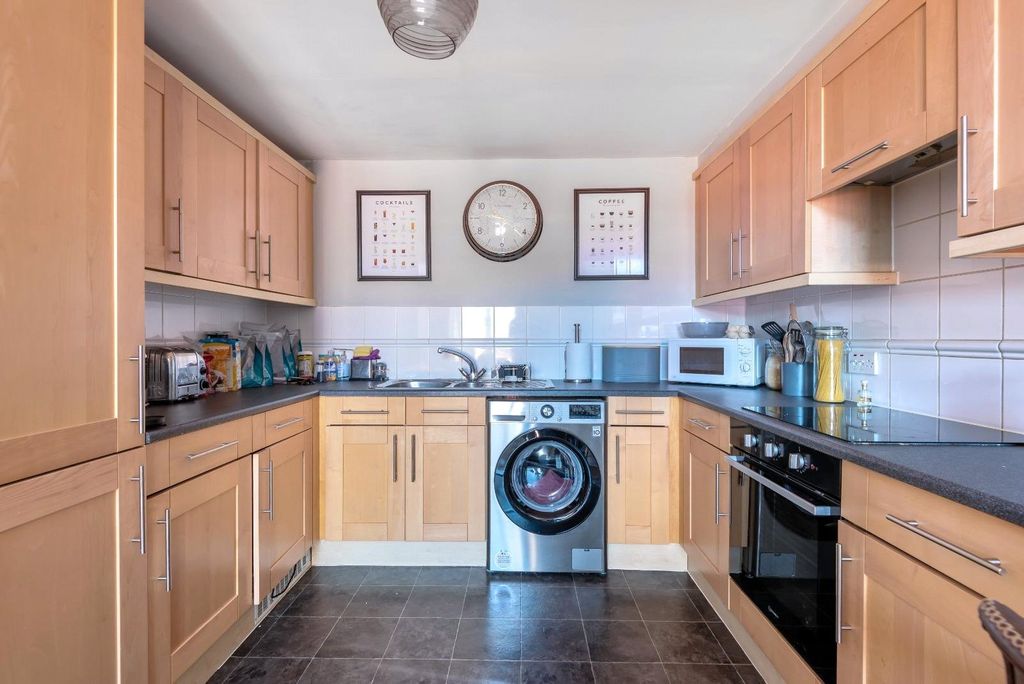Property photo 3 of 17 Kitchen