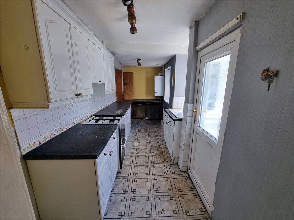 Property photo 3 of 10 Kitchen