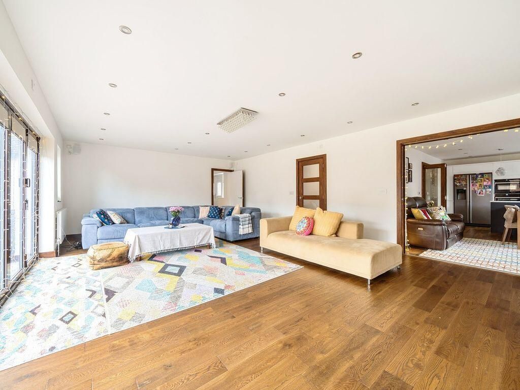 Property photo 3 of 18 .