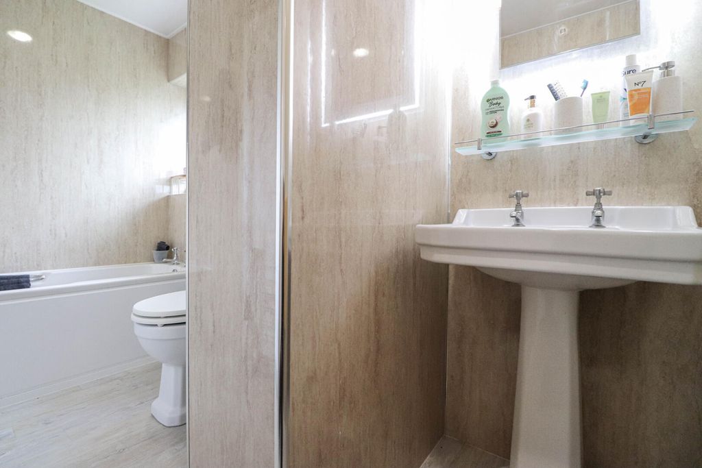 Property photo 3 of 23 Bathroom