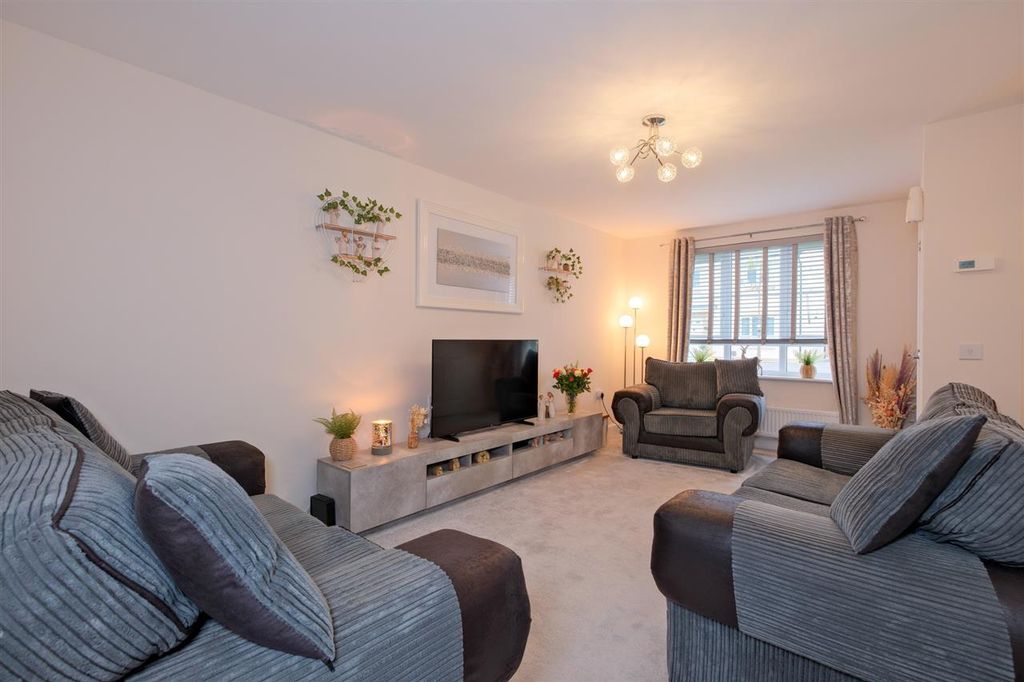 Property photo 2 of 24 Lounge