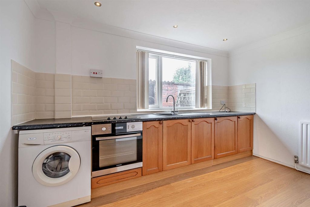 Property photo 2 of 14 8660796-Interior02-800.Jpg