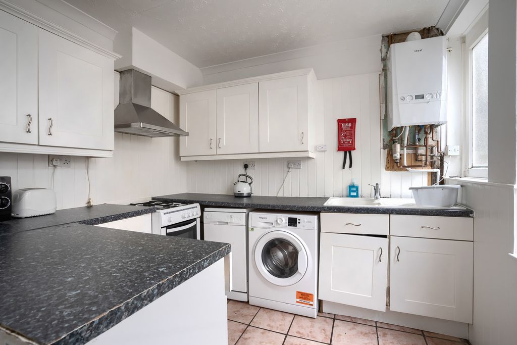 Property photo 3 of 9 Kitchen 2