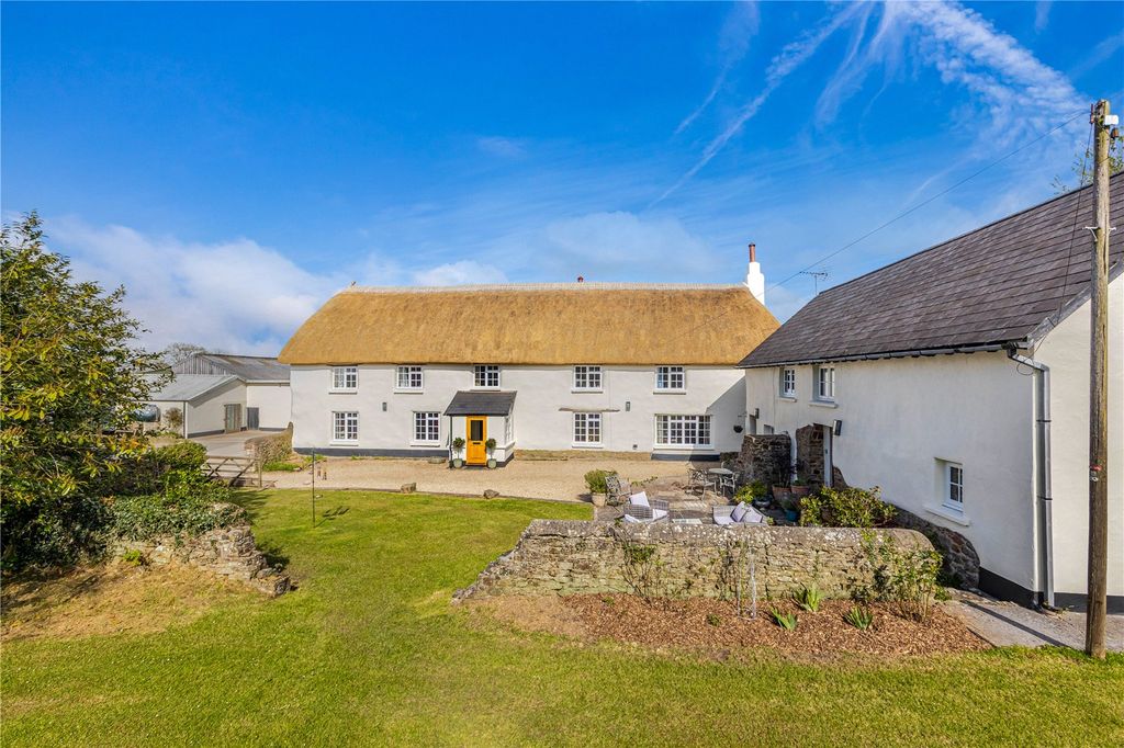 Property photo 2 of 40 Farmhouse & Granary