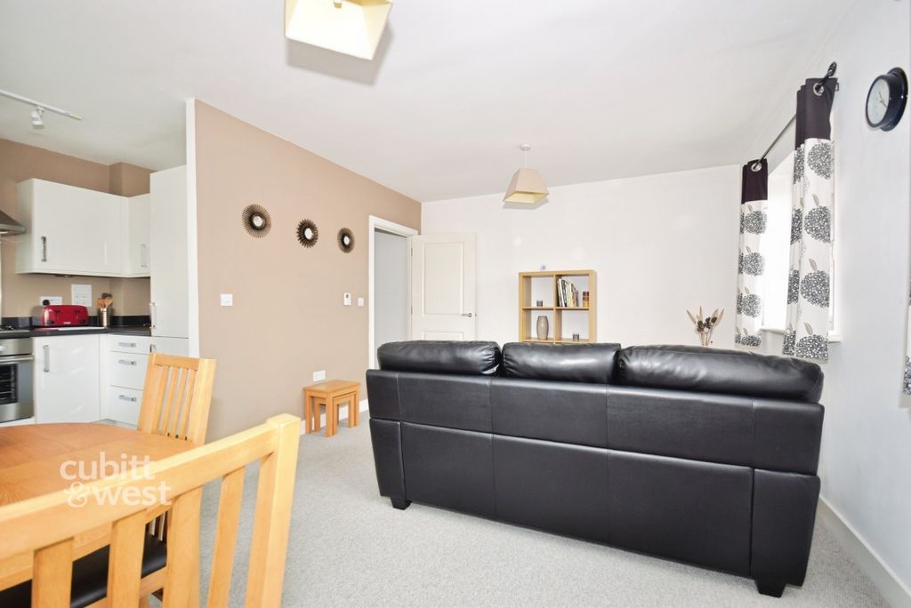 Property photo 3 of 12 Lounge