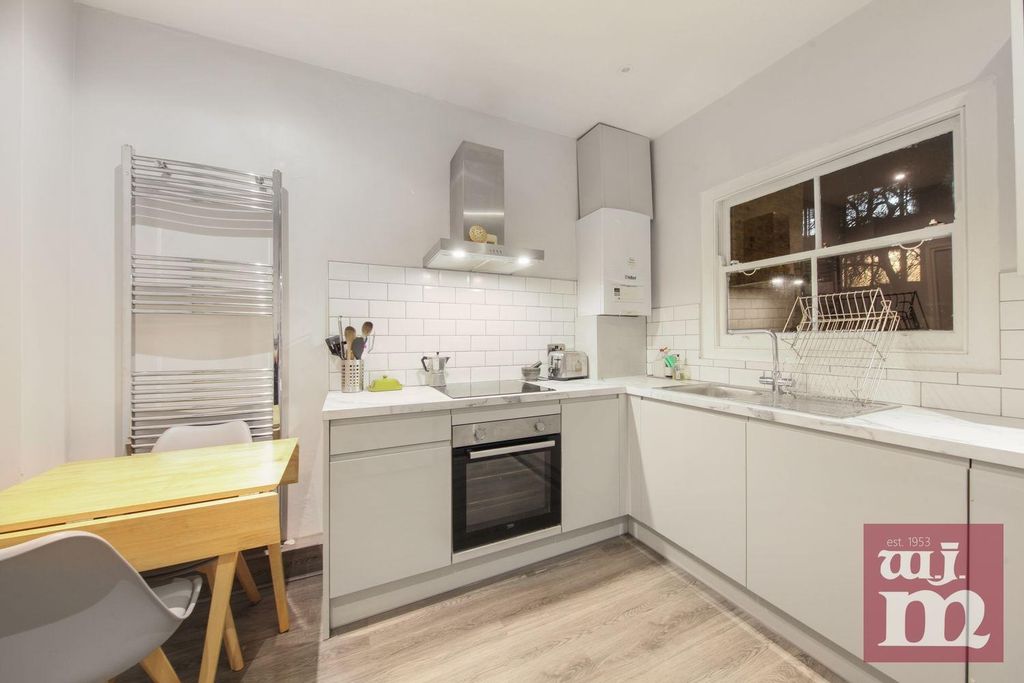 Property photo 2 of 12 Kitchen