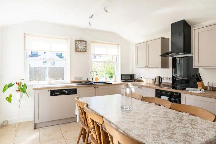 Property photo 3 of 9 Kitchen/Breakfast