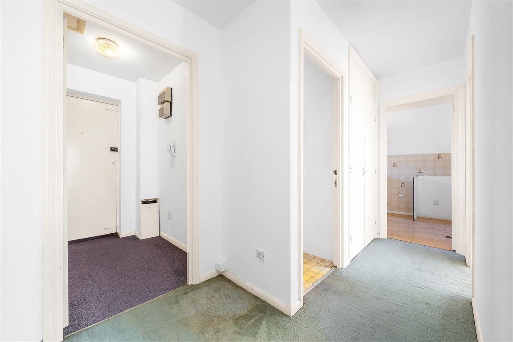 Property photo 3 of 8 Berkeley Court-5.Jpg