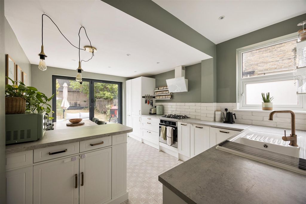 Property photo 3 of 26 Cleveland Park Avenue, E17