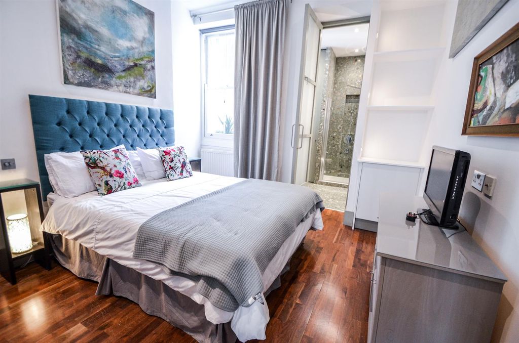 Property photo 3 of 8 Warren Street