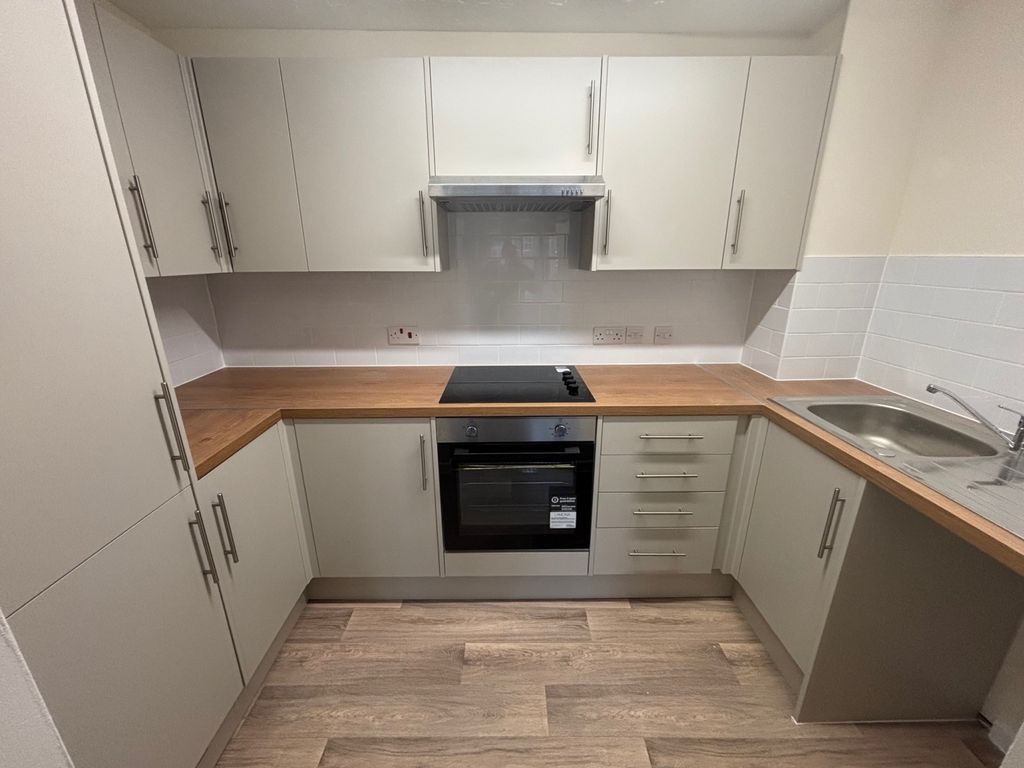 Property photo 3 of 10 Kitchen