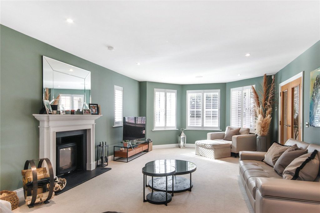 Property photo 2 of 18 Sitting Room