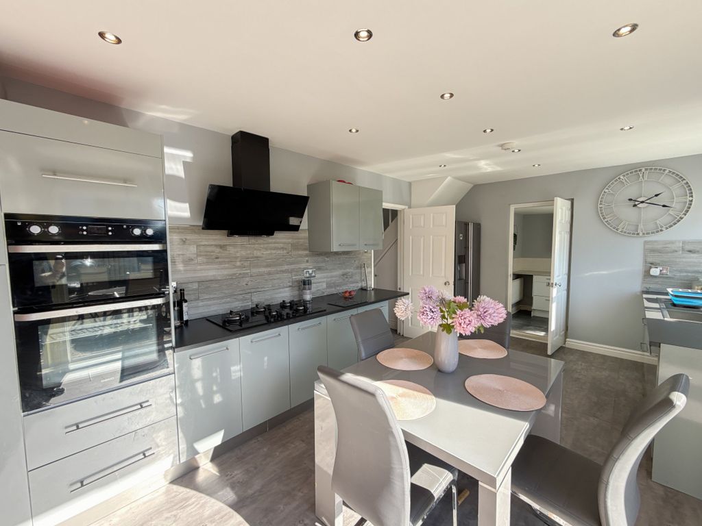 Property photo 3 of 21 Dining Kitchen
