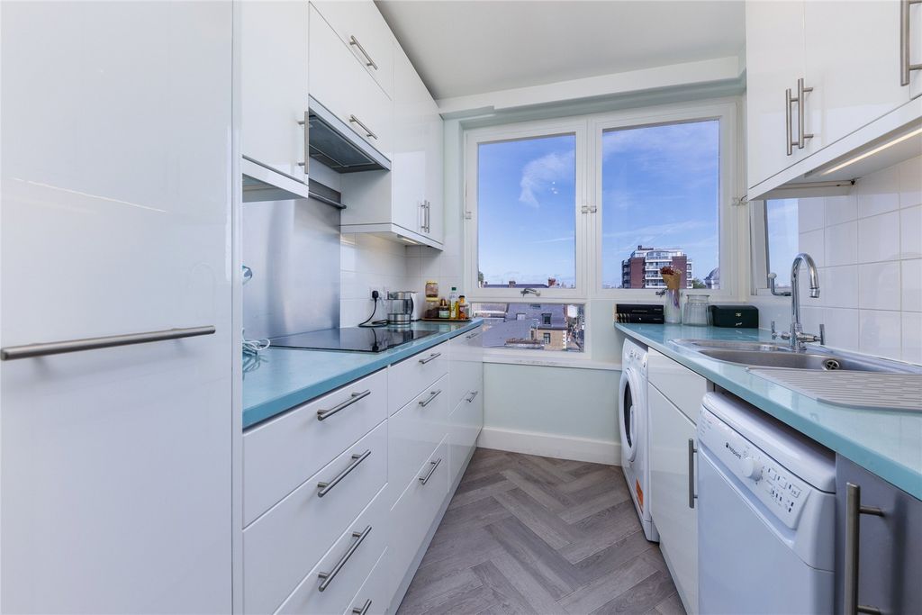Property photo 3 of 10 Kitchen