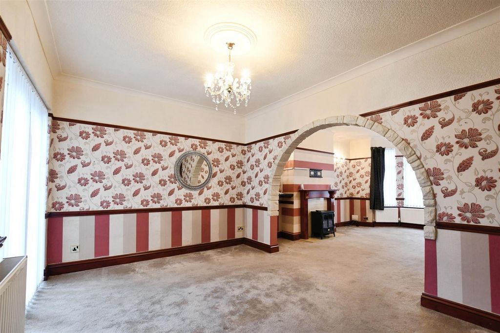 Property photo 3 of 20 Lounge