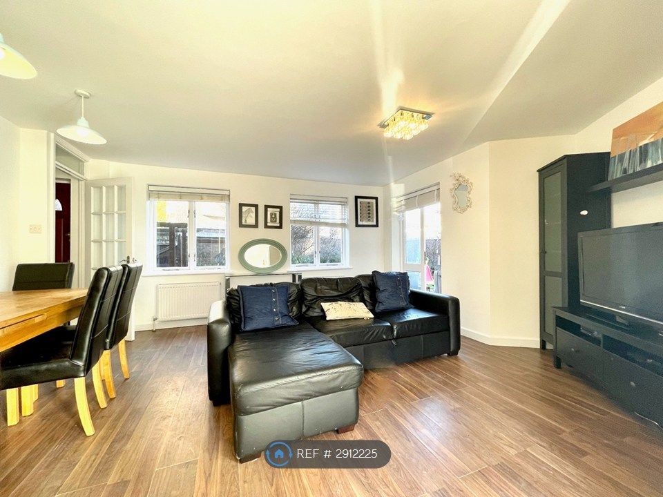 Property photo 1 of 8 Living Room