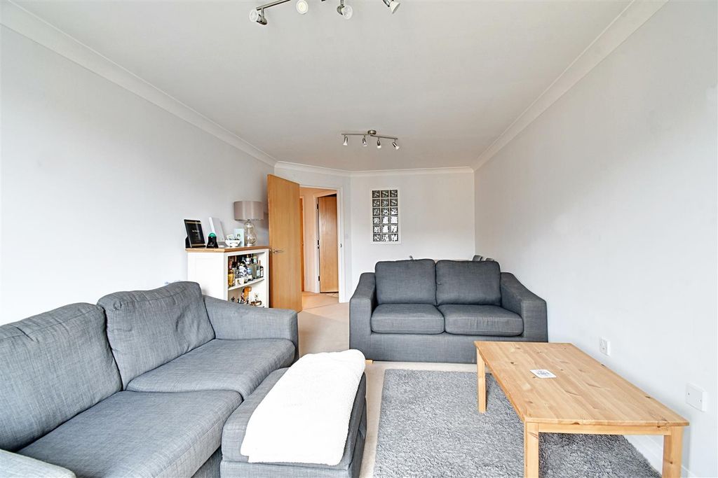 Property photo 2 of 17 Lounge 2.Jpg