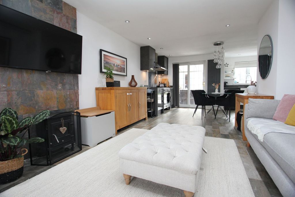 Property photo 2 of 31