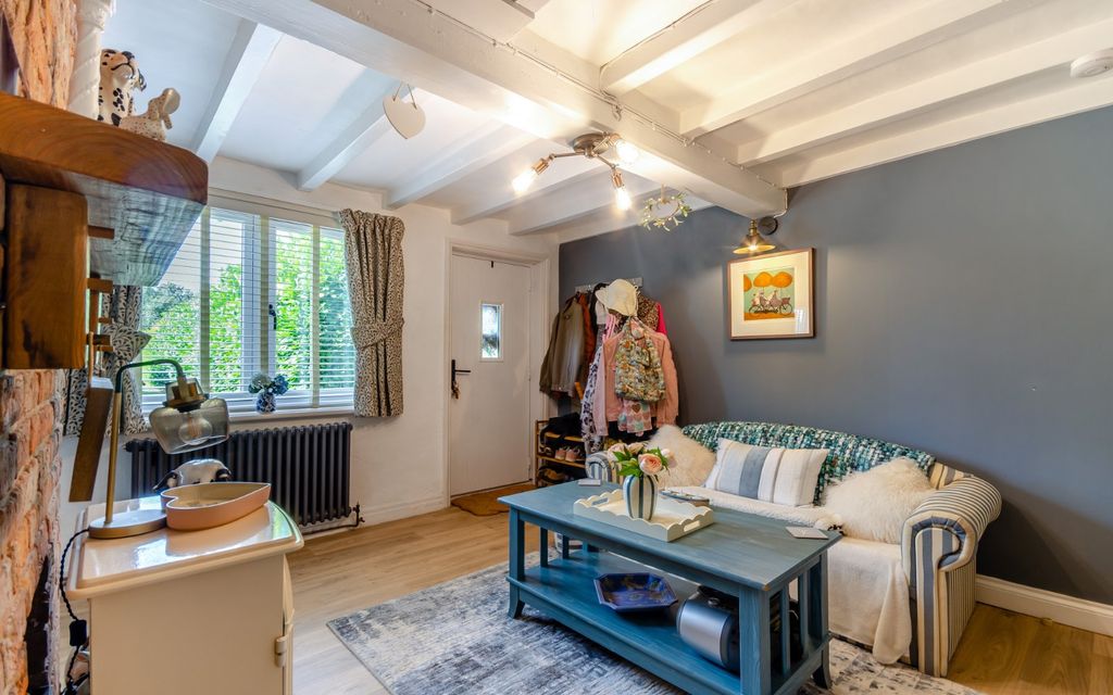 Property photo 3 of 18 Snug