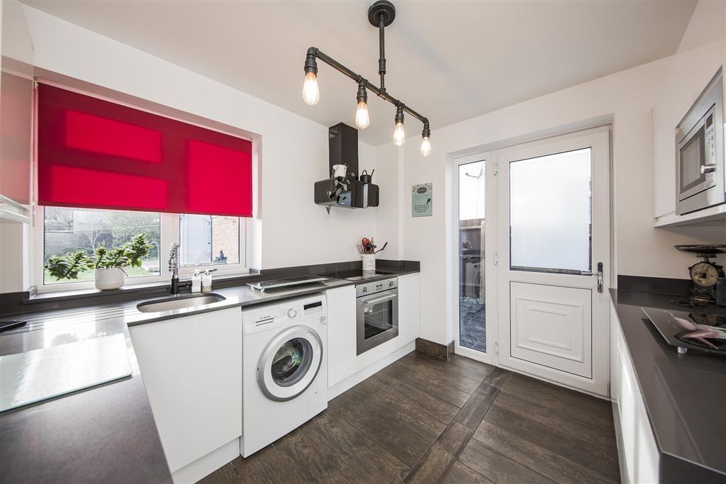 Property photo 2 of 25 Kitchen