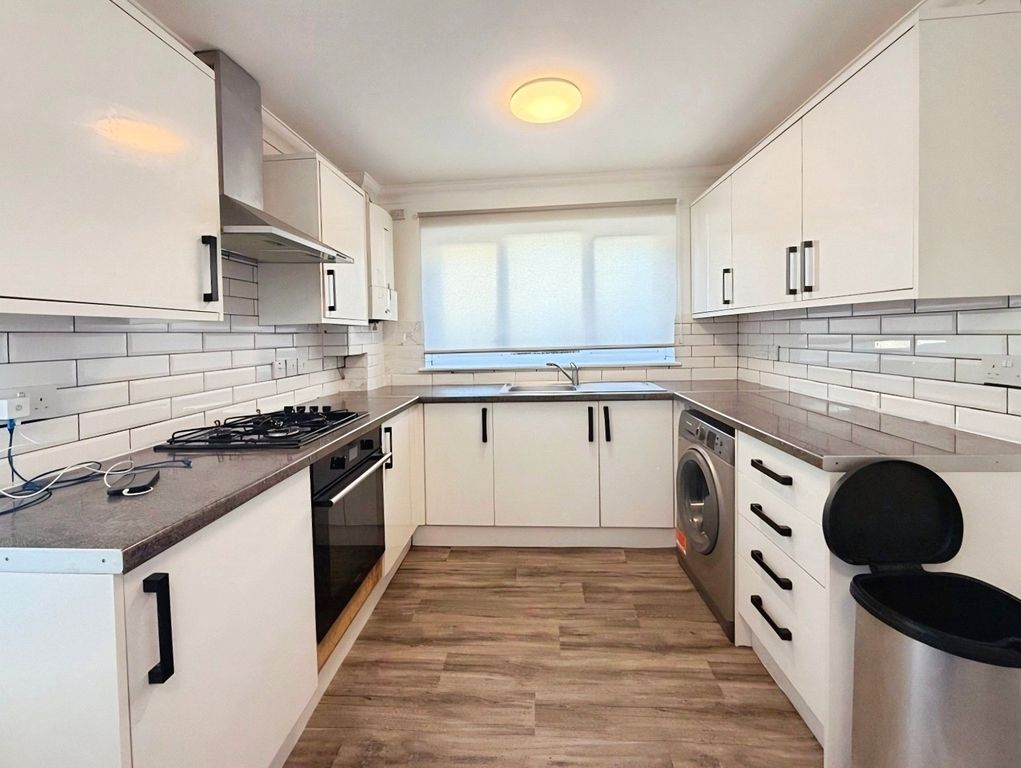 Property photo 3 of 10 Kitchen