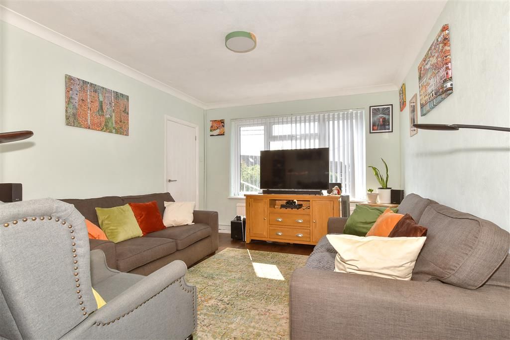 Property photo 3 of 9 Lounge