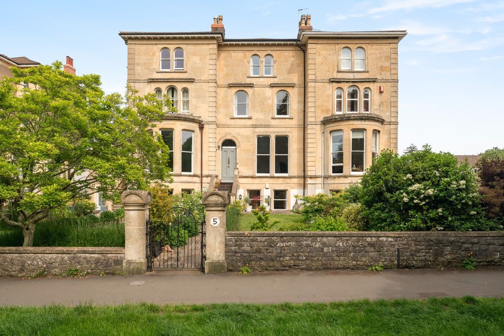 Property photo 1 of 16 External
