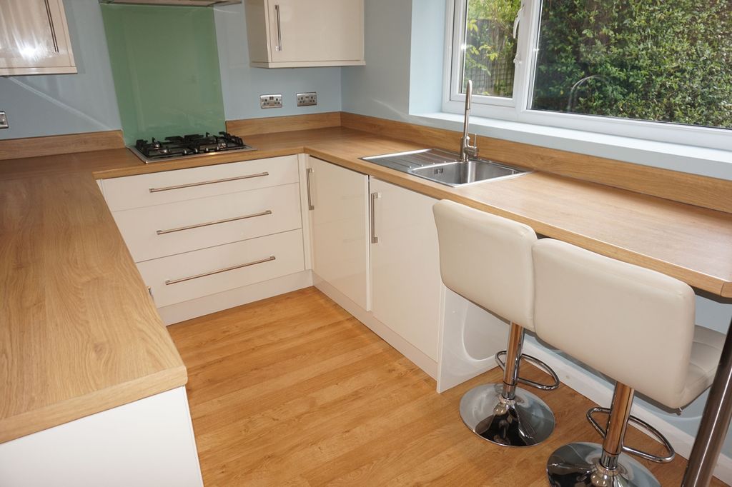 Property photo 3 of 10 Kitchen