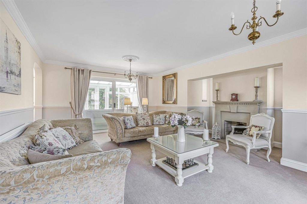 Property photo 2 of 34 Living Room Pic 1: