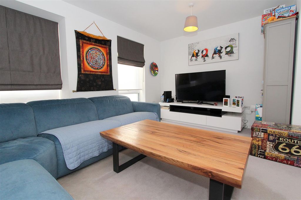 Property photo 3 of 19 Lounge c.Jpg