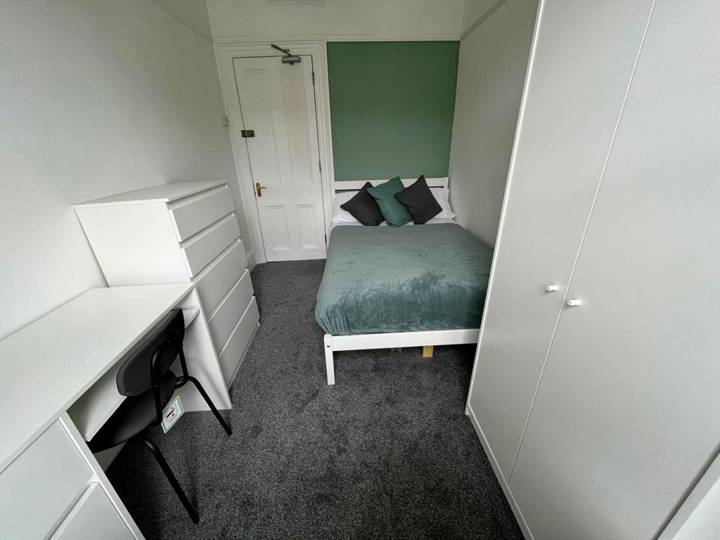 Property photo 3 of 9 Alex Room 5 .Jpg