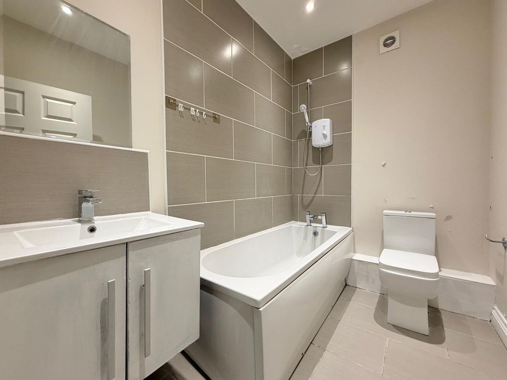 Property photo 3 of 9 Bathroom