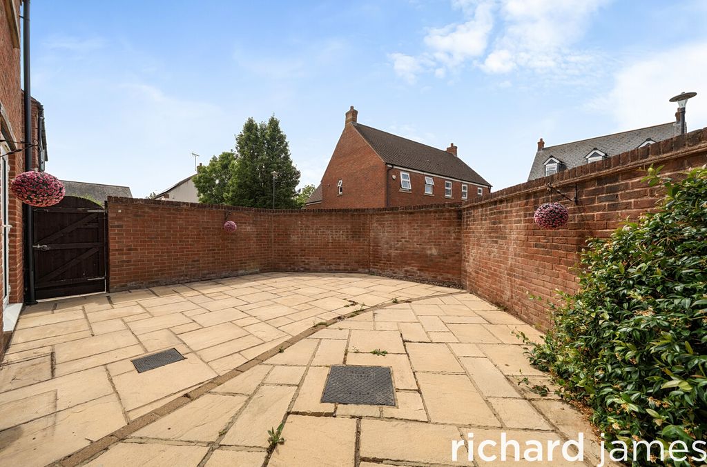 Property photo 2 of 17 15Caa7358E084Bf3A4B51d94d3E5E745