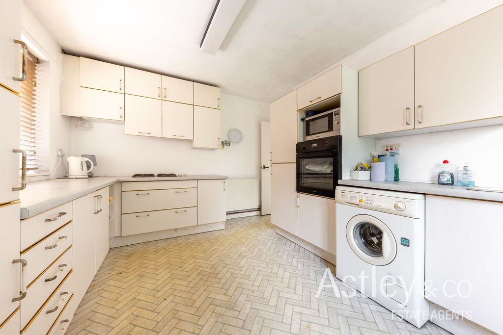 Property photo 2 of 15 Kitchen