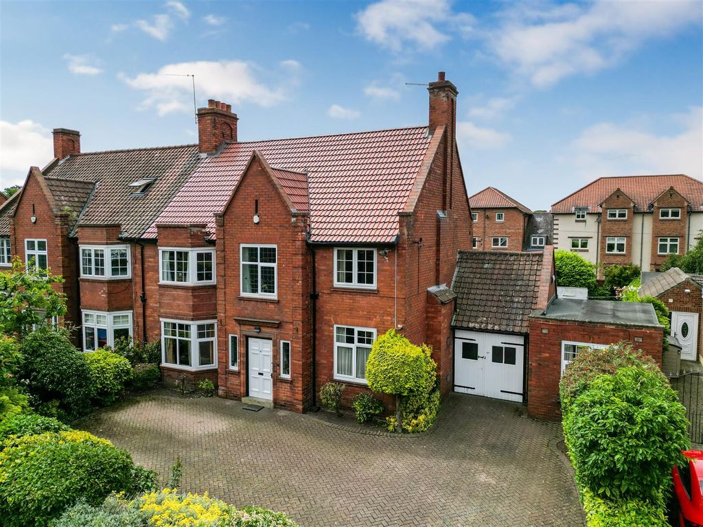 Property photo 1 of 25 External