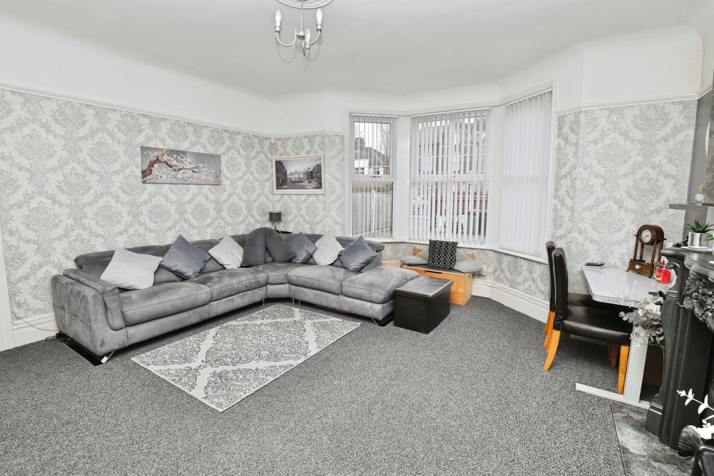 Property photo 2 of 19 Lounge