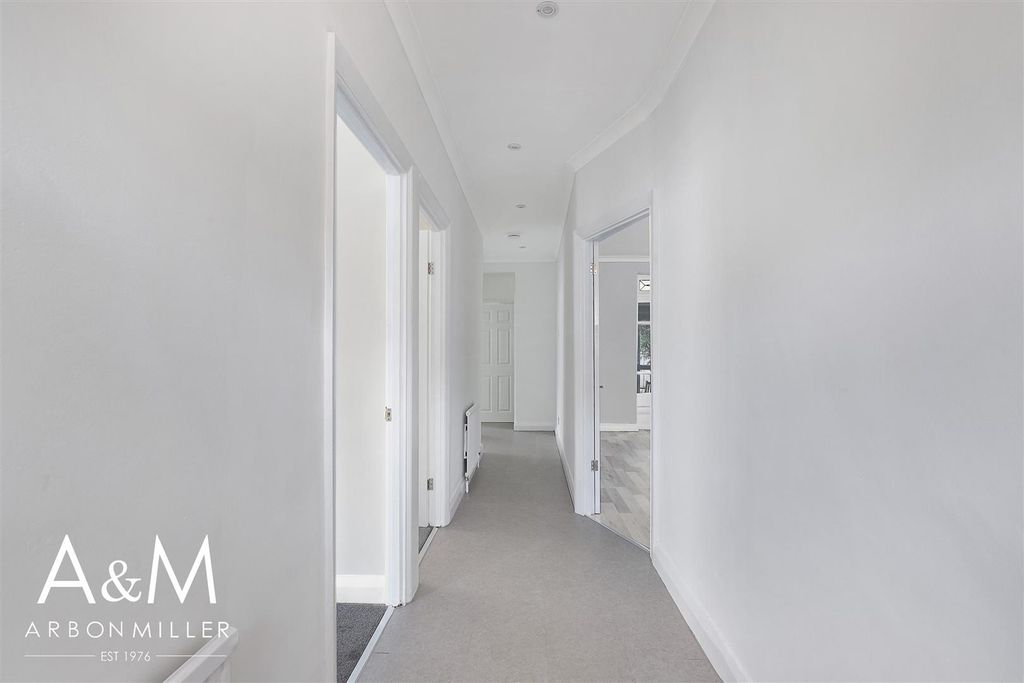 Property photo 3 of 25 Entrance Hall