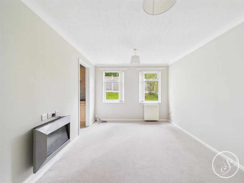 Property photo 3 of 12 Living/Bedroom Area