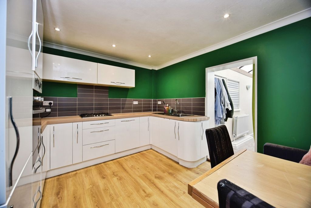 Property photo 3 of 9 Kitchen