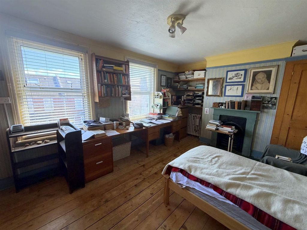 Property photo 3 of 11 Master Bedroom