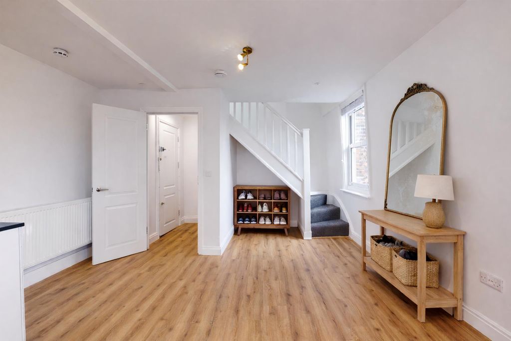 Property photo 2 of 12 3B26Fc42-30F6-46Ca-978B-2F9Af18408d4.Png