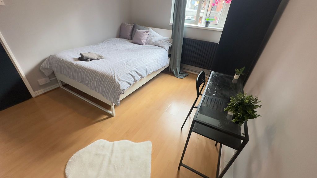 Property photo 2 of 11 Room 5- £800 Available From 22/08/2025