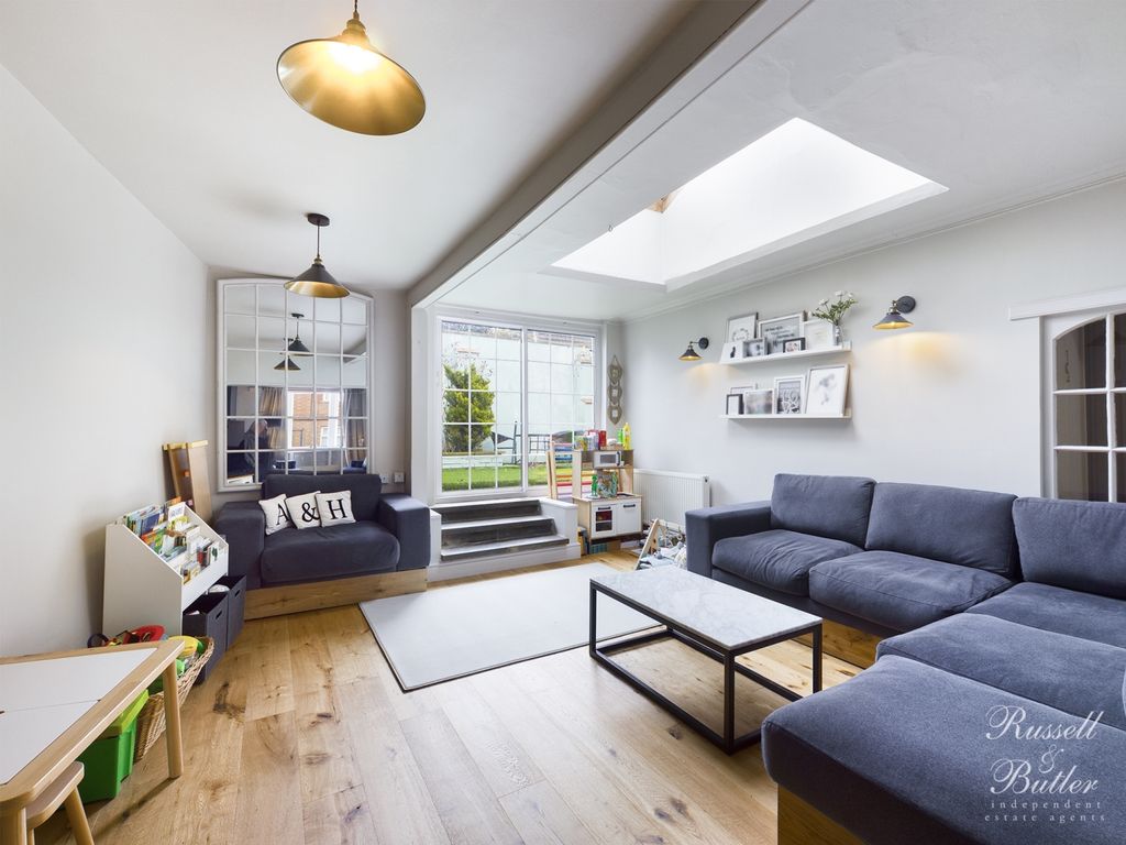 Property photo 3 of 17 Cam00829P1-Pr0336-Still01