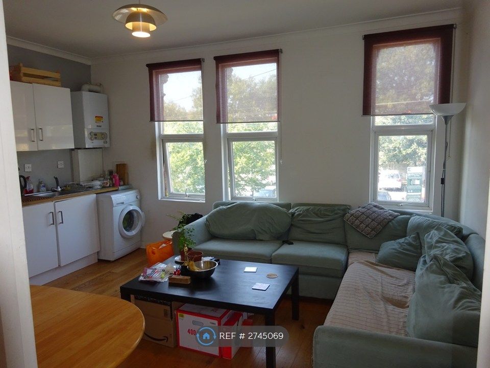 Property photo 2 of 8 Living Room/Kitchen