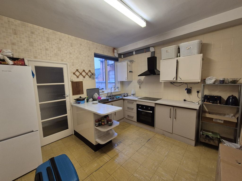 Property photo 3 of 6 Kitchen