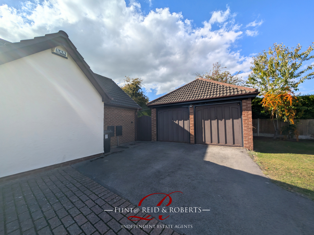 Property photo 3 of 18 Garage