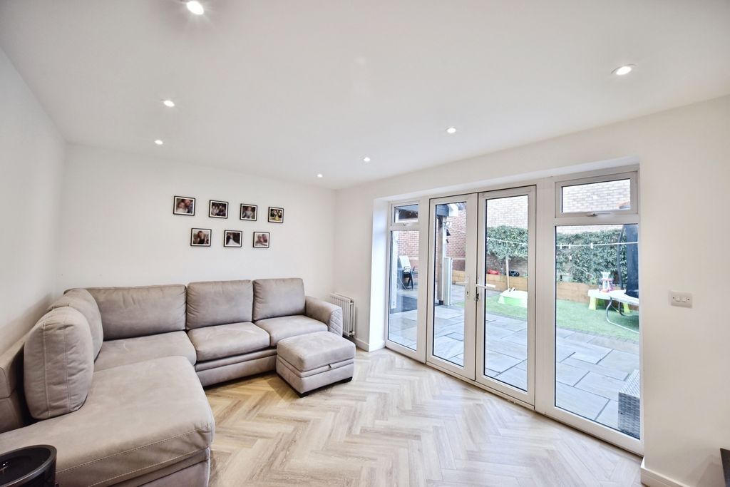 Property photo 3 of 21 Pbox-Img.Jpg