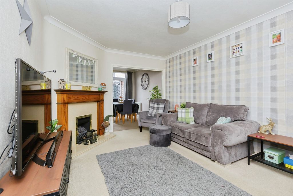 Property photo 2 of 17 Lounge