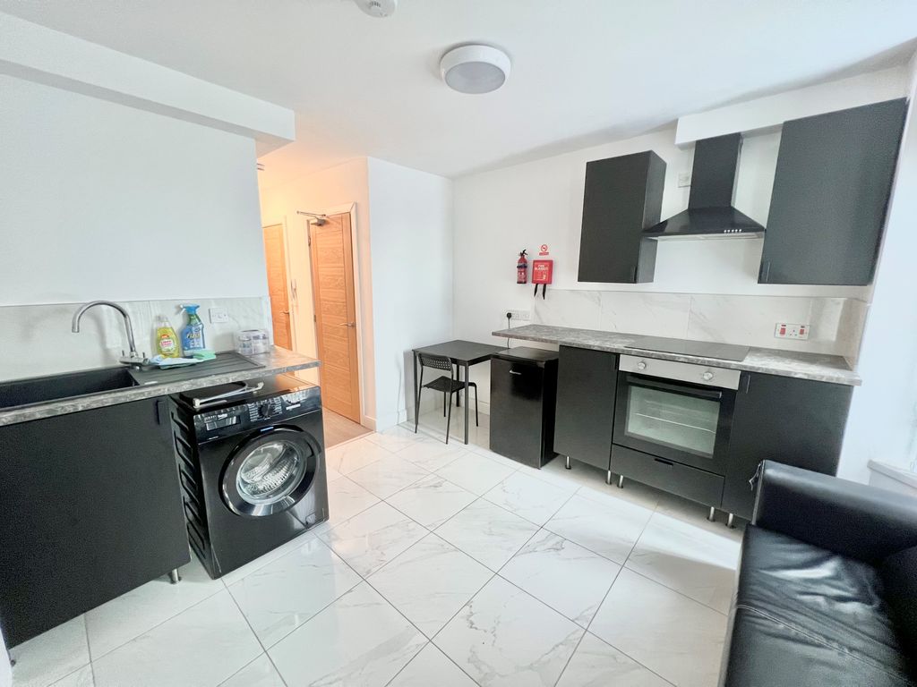 Property photo 3 of 6 Kitchen