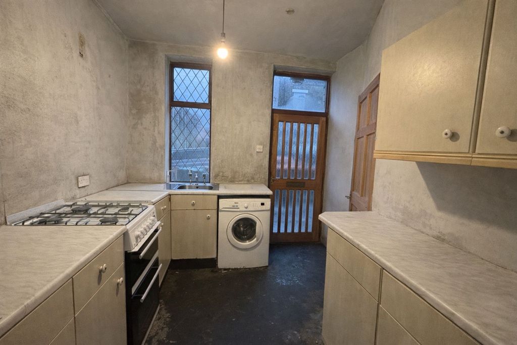 Property photo 3 of 10 Kitchen